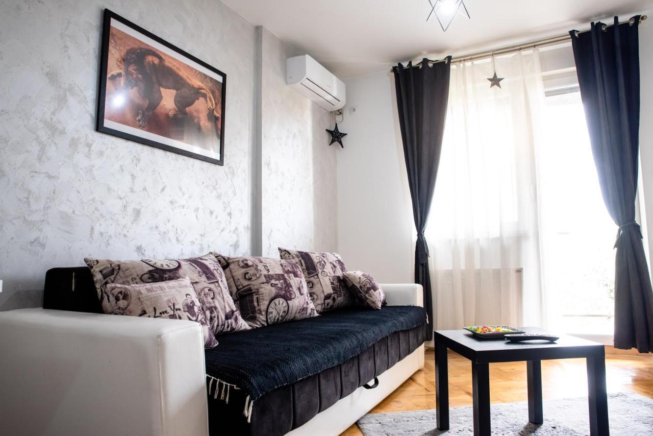 Ferienwohnung Apartman Black Star Novi Sad Exterior foto